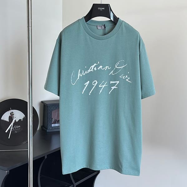 ブティック♪ディオール 手書き風 1947 ロゴtシャツ 偽物 dev52471